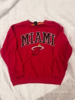 Ultra Game NBA Miami Heat Red Crewneck Sweatshirt Men’s Medium Distressed Logo